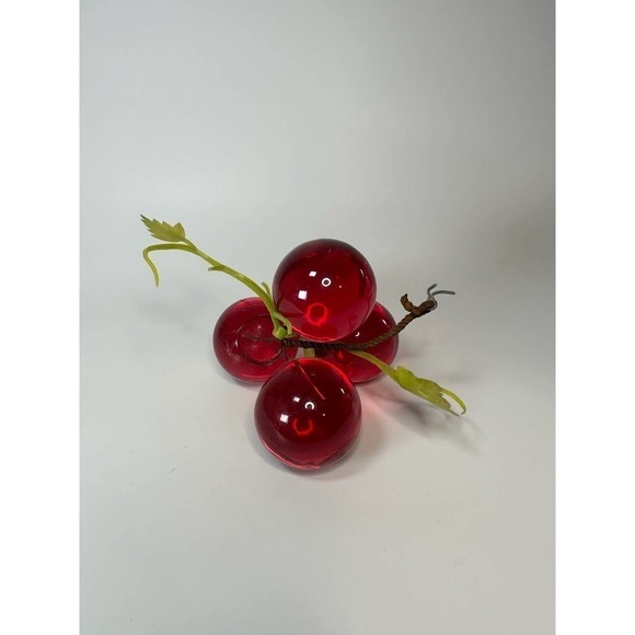 SMALL bunch of red vintage lucite grapes - Picture 5 of 7